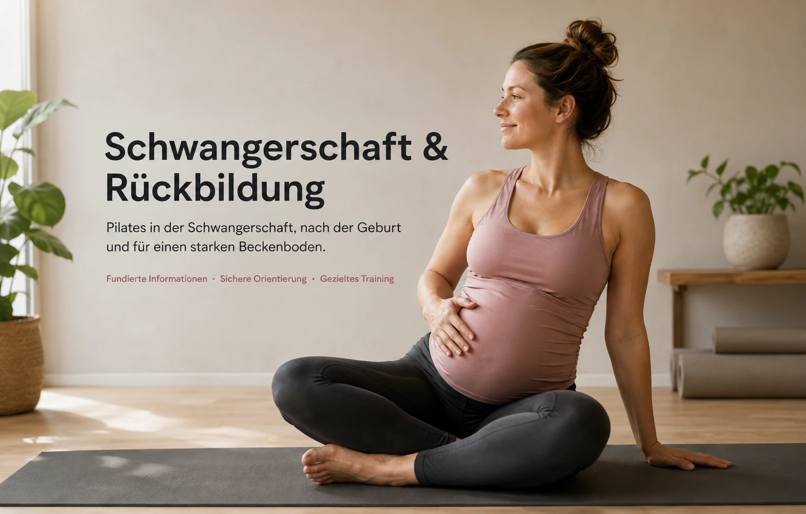 Schwangere Frau sitzt auf einer Pilatesmatte in ruhiger Position; eingeblendeter Titel: „Schwangerschaft & Rückbildung“.